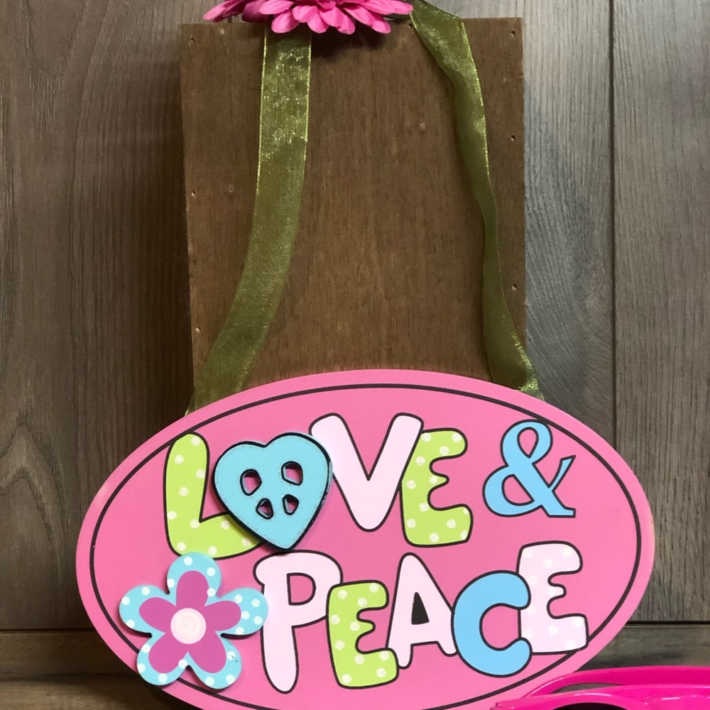 🍦 $5 Love and peace hanging wall plaque